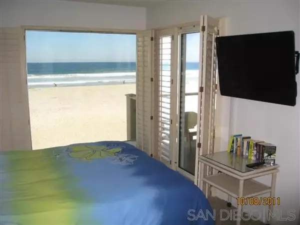 San Diego, CA 92109,3755 Ocean Front Walk