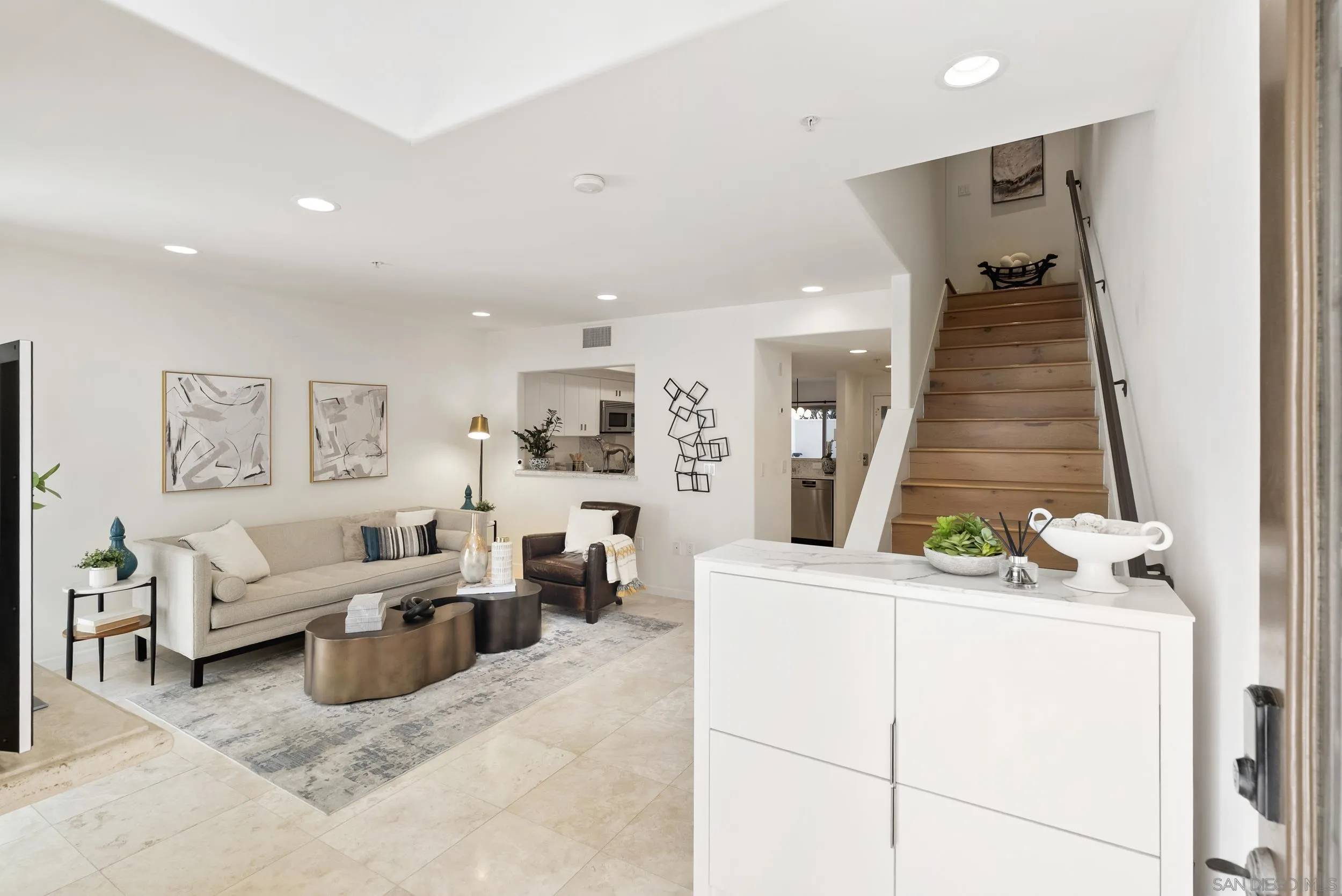 La Jolla, CA 92037,7520 Draper Ave #3