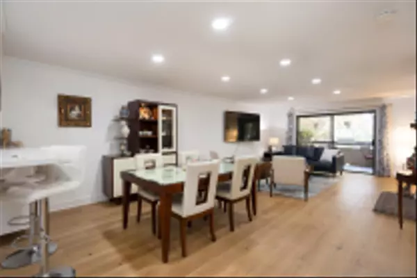 8880 Villa La Jolla Dr #208, La Jolla, CA 92037