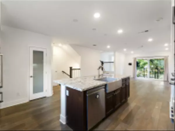 La Jolla, CA 92037,2400 Torrey Pines Rd #112
