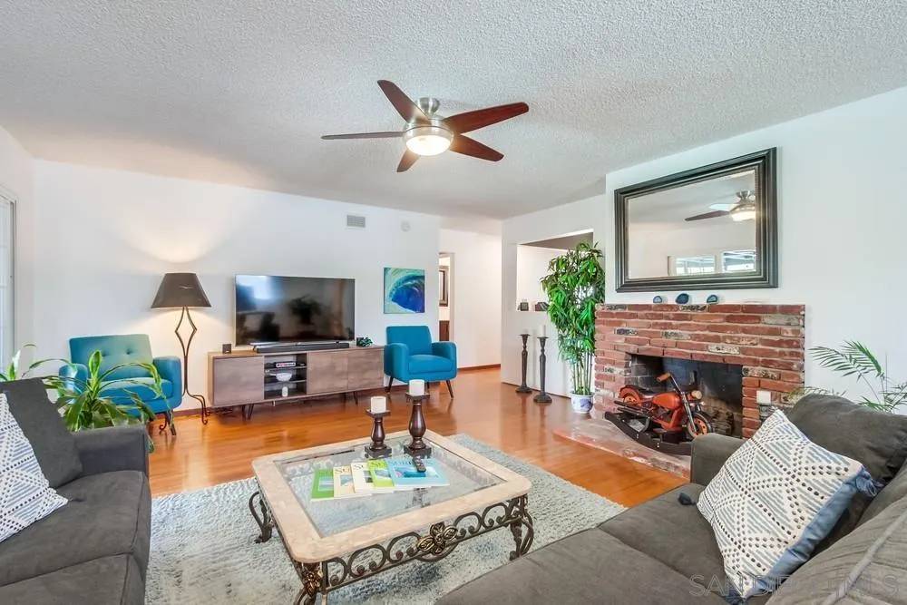 Vista, CA 92083,1438 Moon Rd
