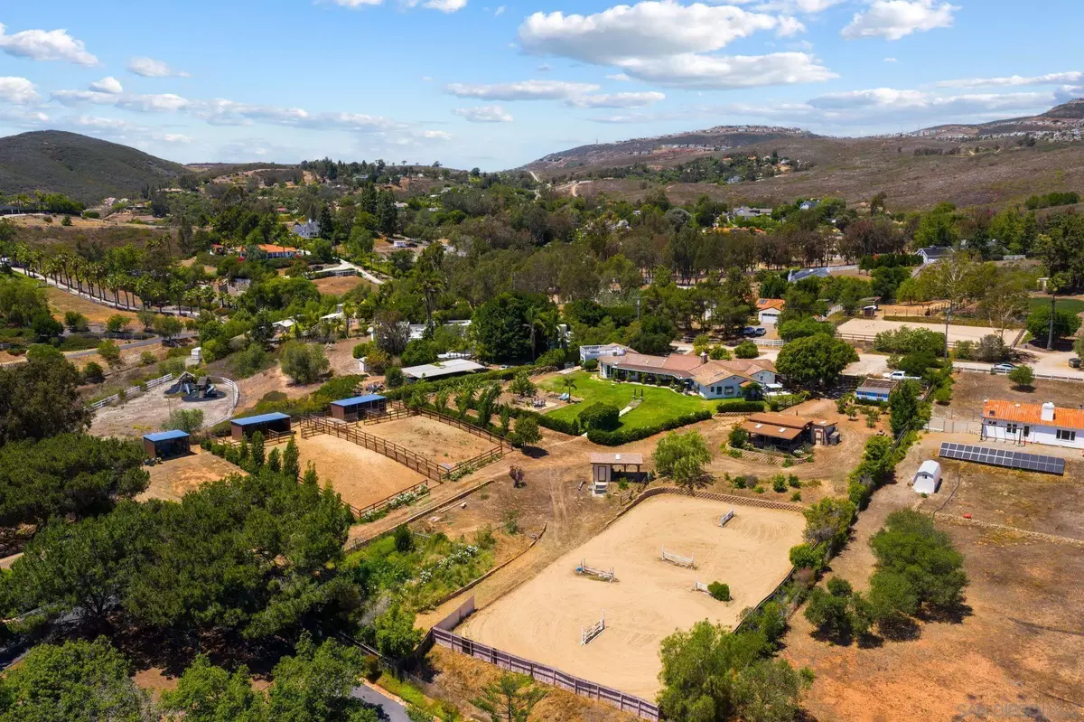 Escondido, CA 92029,7155 Circa De Media