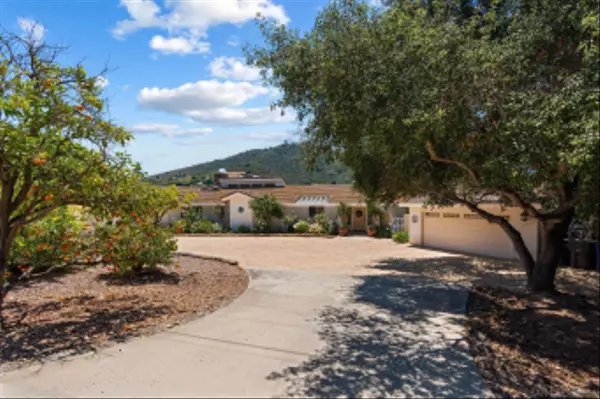 Escondido, CA 92029,7155 Circa De Media