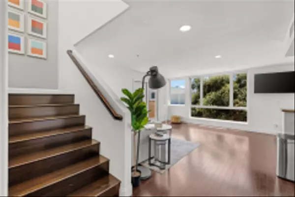 San Diego, CA 92109,924 Hornblend St #210