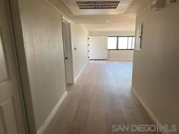 San Diego, CA 92103,811 W Nutmeg St #402