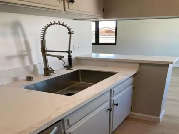 San Diego, CA 92103,811 W Nutmeg St #302