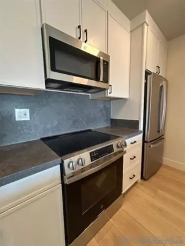 San Diego, CA 92103,811 W Nutmeg St #306