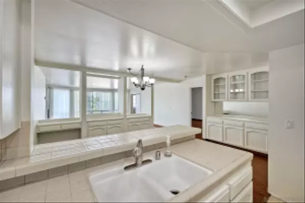 San Diego, CA 92117,2930 Cowley Way #209