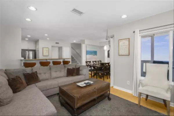 San Diego, CA 92109,735 Jersey Court