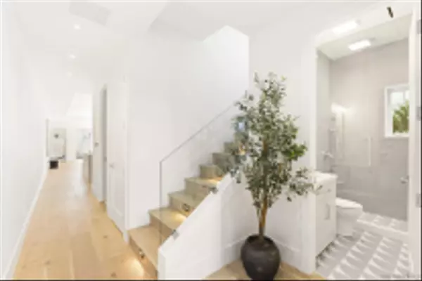 La Jolla, CA 92037,7216 FAY AVE