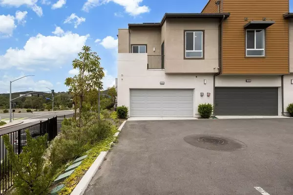 1050 Kendale Way, Vista, CA 92081
