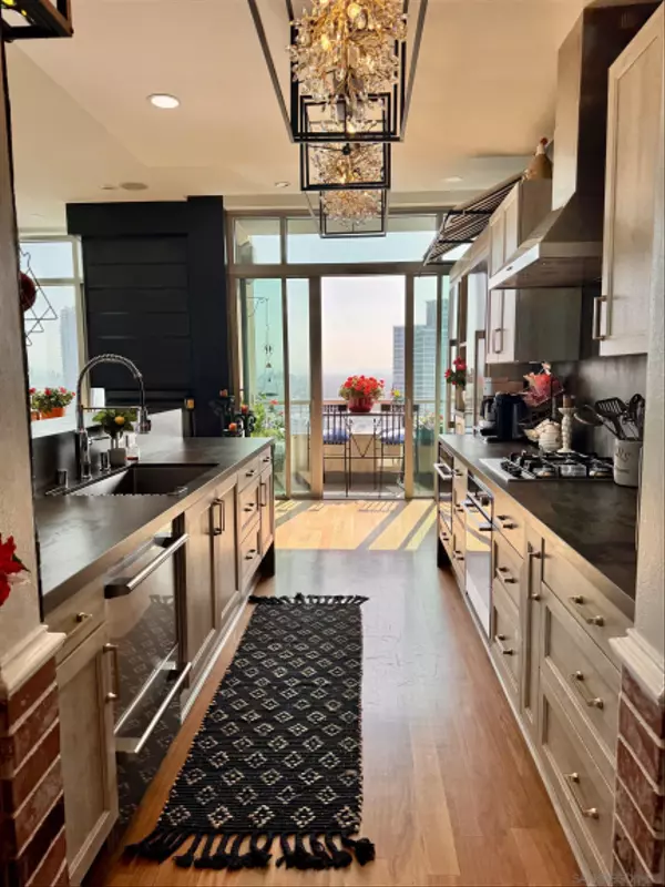 San Diego, CA 92101,165 6Th Ave #2501