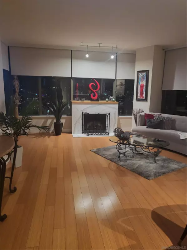 San Diego, CA 92101,700 W E St #2904
