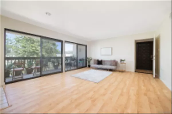Carlsbad, CA 92009,2503 Navarra Dr #105
