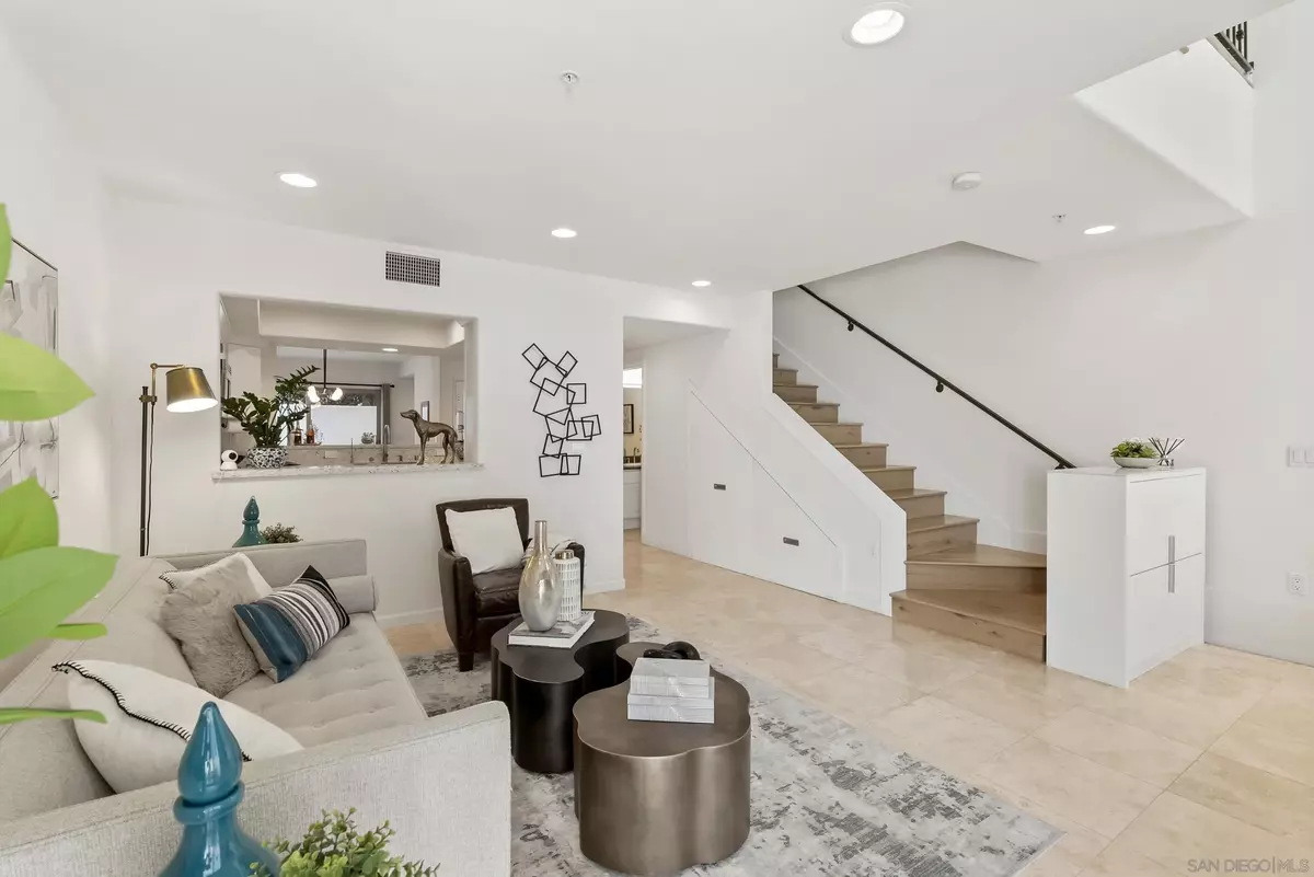 La Jolla, CA 92037,7520 Draper Ave #3