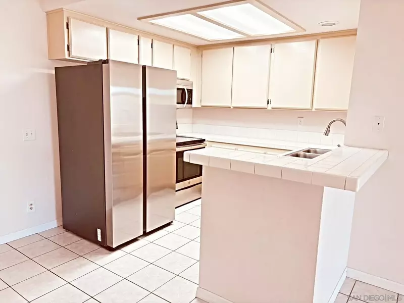 2425 Cranston Dr #211, Escondido, CA 92025