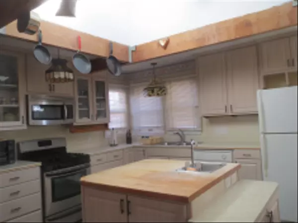 San Diego, CA 92117,3571 Idlewild Way
