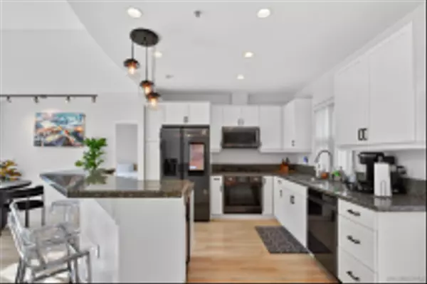 San Diego, CA 92101,555 Front St #206