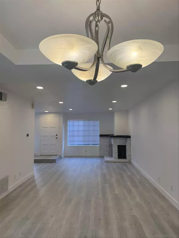 San Diego, CA 92122,8868 Regents Rd #103