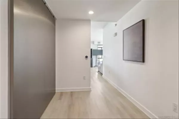 San Diego, CA 92101,800 The Mark Ln #904