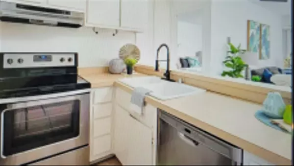 San Diego, CA 92117,4060 Huerfano #138