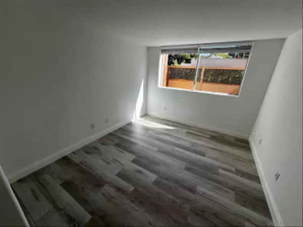 San Diego, CA 92122,3979 Nobel Dr #305