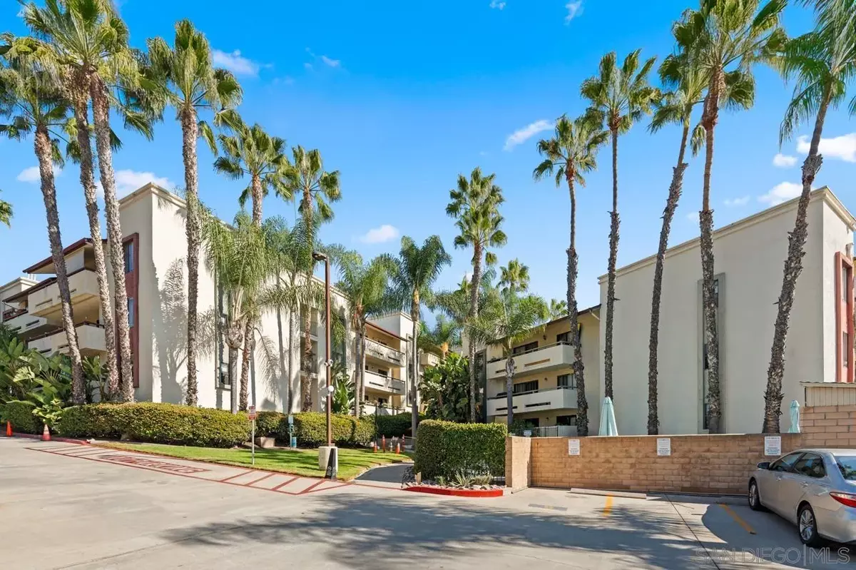 San Diego, CA 92115,5885 El Cajon Blvd #214