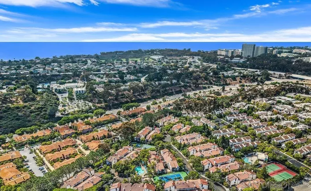 La Jolla, CA 92037,8696 Villa La Jolla Drive #6
