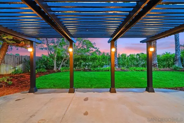 Carlsbad, CA 92011,7212 Columbine Dr