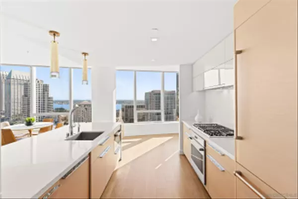 San Diego, CA 92101,888 W E Street #2004