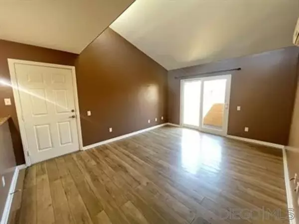 San Diego, CA 92117,5252 Balboa Arms Dr #207