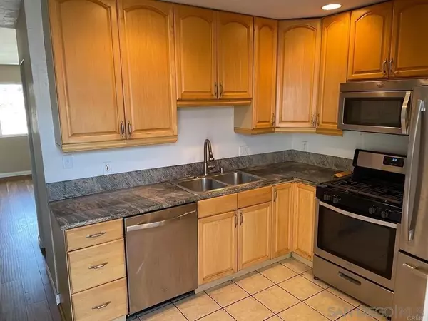 San Diego, CA 92117,4875 Cole St #69