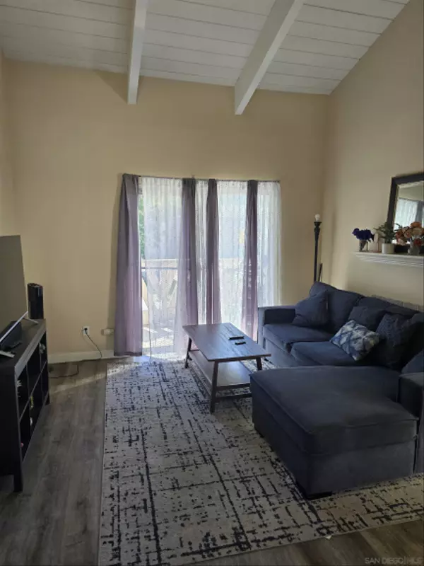 Escondido, CA 92027,2566 White Oak Pl #6