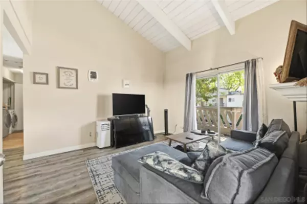 Escondido, CA 92027,2566 White Oak Pl #6