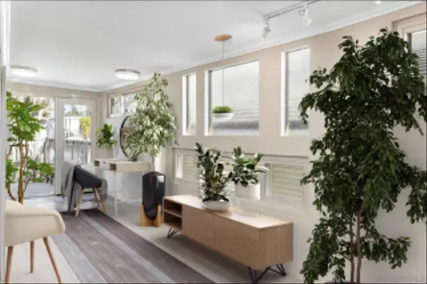 Carlsbad, CA 92011,7232 Santa Barbara Street #318