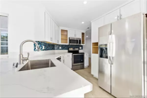 San Diego, CA 92128,15905 Avenida Villaha #80