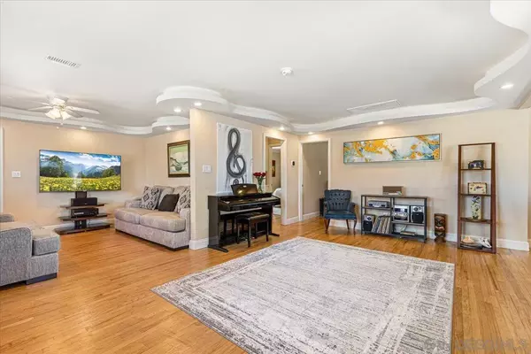 San Diego, CA 92139,6295 SE Calle Pavana South