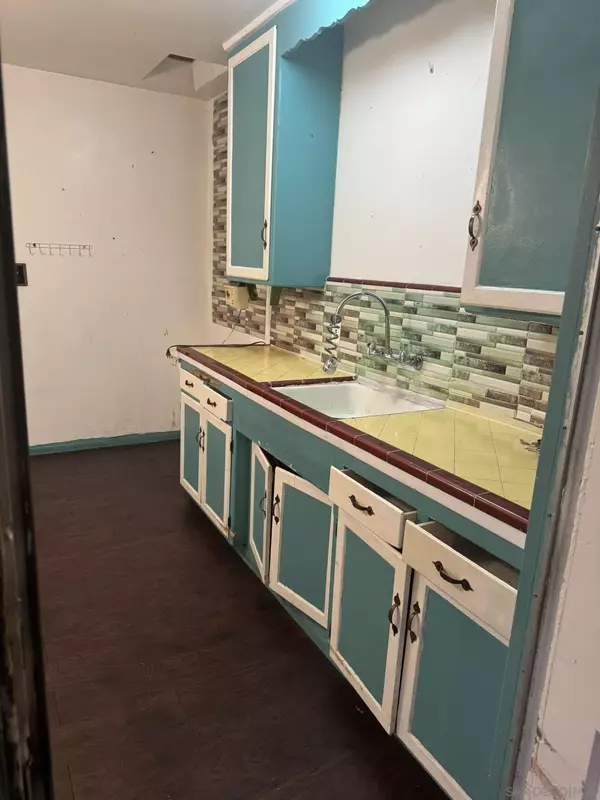 San Diego, CA 92114,866 Merlin Dr