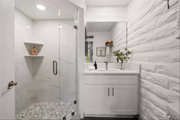 Carlsbad, CA 92009,2544 Navarra Drive 17 #17