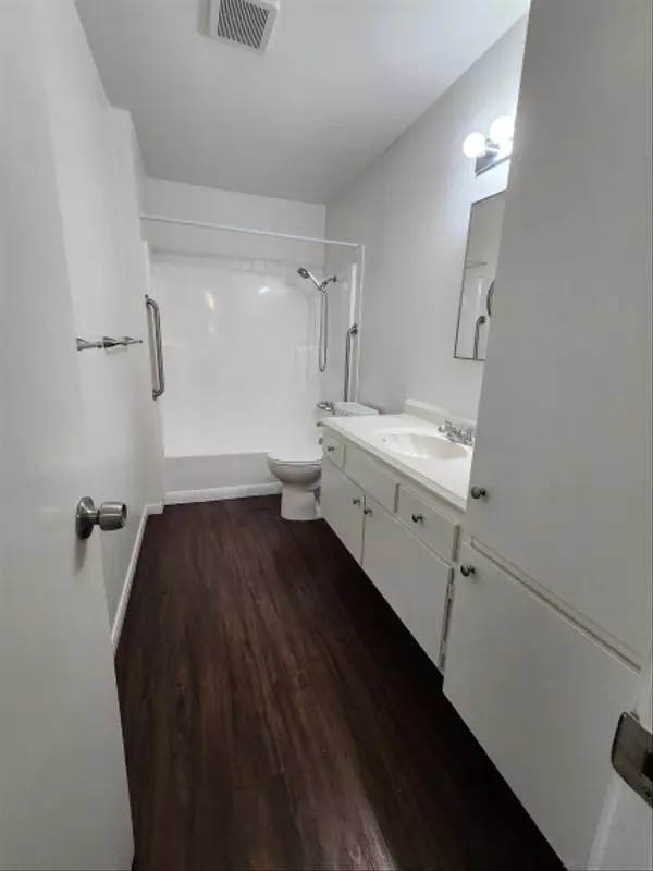 San Diego, CA 92122,8071 Camino Kiosco