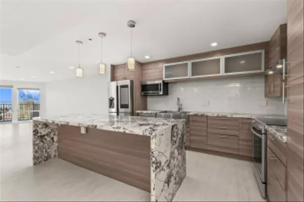 San Diego, CA 92101,2568 Albatross St #4D