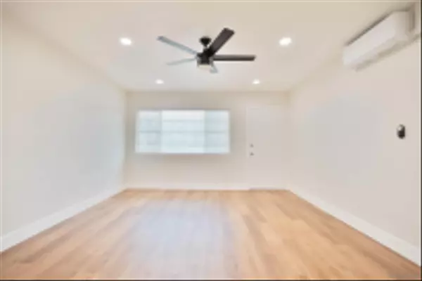 San Diego, CA 92117,3186 Clairemont Dr