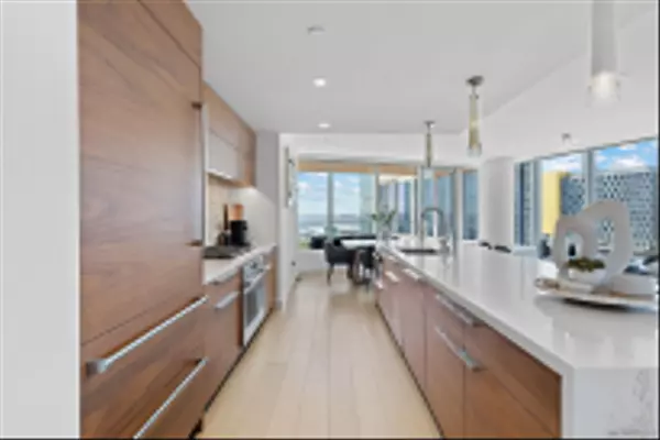 San Diego, CA 92101,888 W E Street #1001