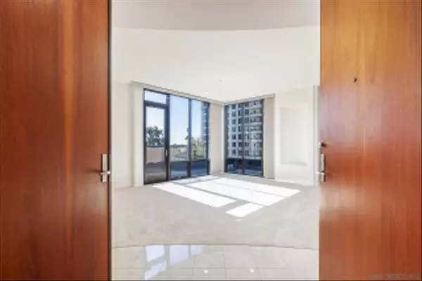 San Diego, CA 92101,611 W G St #321