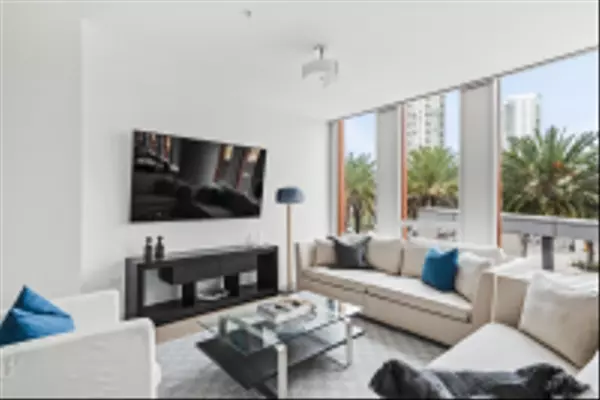 San Diego, CA 92101,888 W E St #305