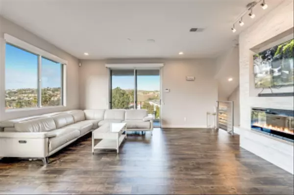 Carlsbad, CA 92009,7570 Gibraltar #Unit 101