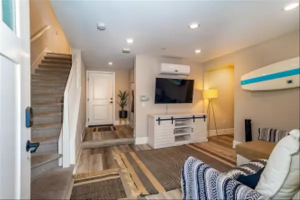 San Diego, CA 92109,807 Santa Barbara Pl