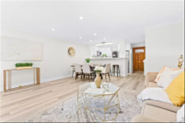 La Jolla, CA 92037,8870 Villa La Jolla Dr #210