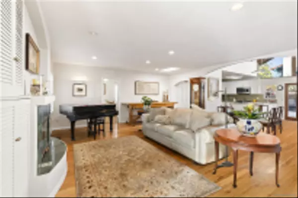 La Jolla, CA 92037,552 Fern Glen