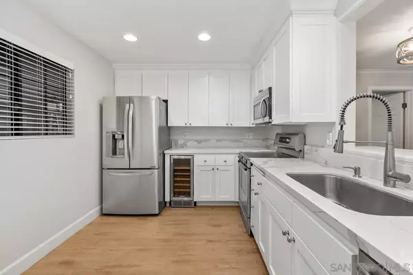 La Jolla, CA 92037,8860 Villa La Jolla Dr #105